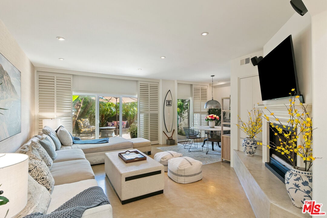 6435 Zumirez Dr, #16