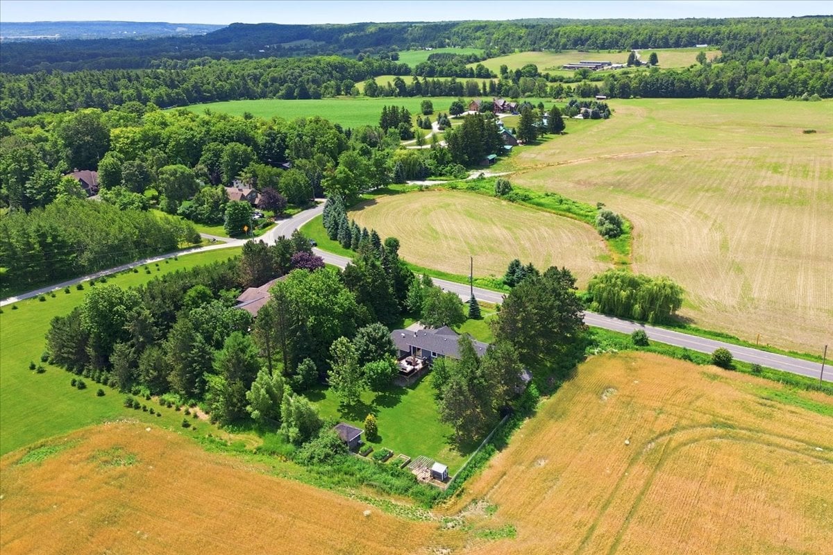Country setting 10 minutes from the city!