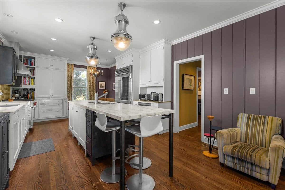 Toluca Lake 5  + 4 Traditional witih Pool & Guest House