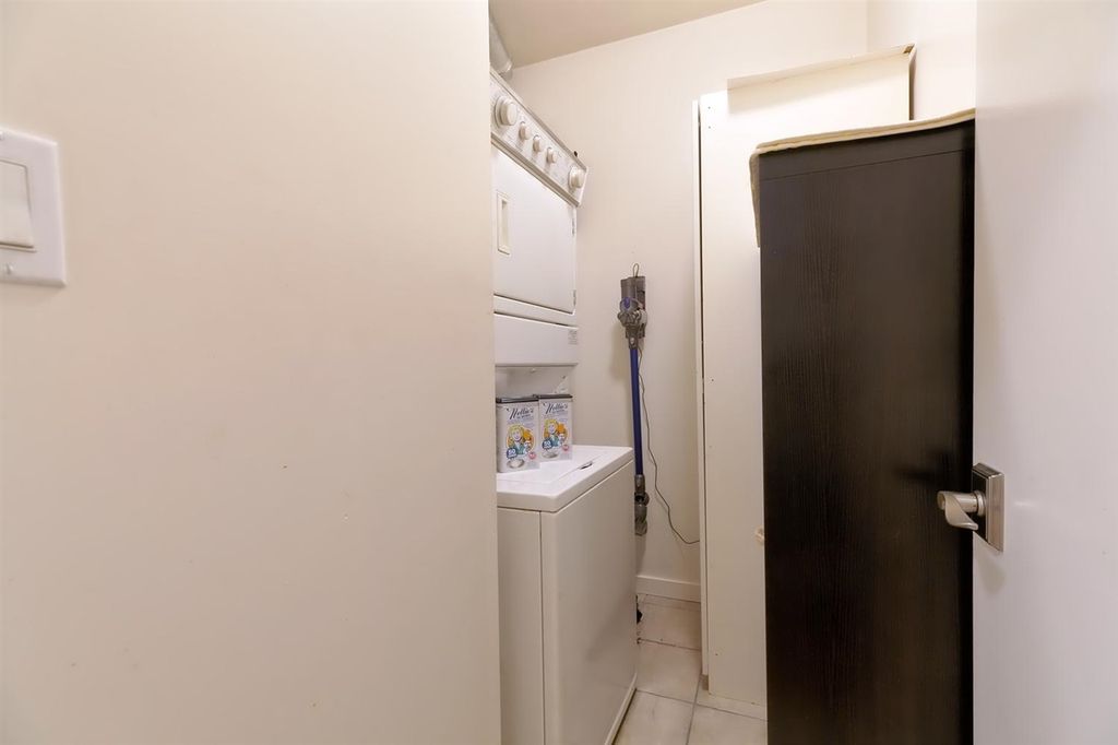 560 Raven Woods Dr, #404
