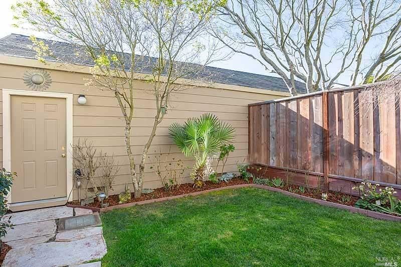 22 Creekside Ct