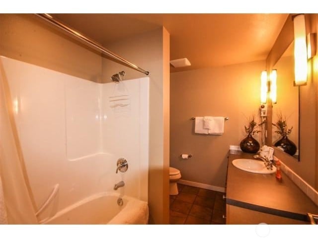 2220 W Woodin Ave #405