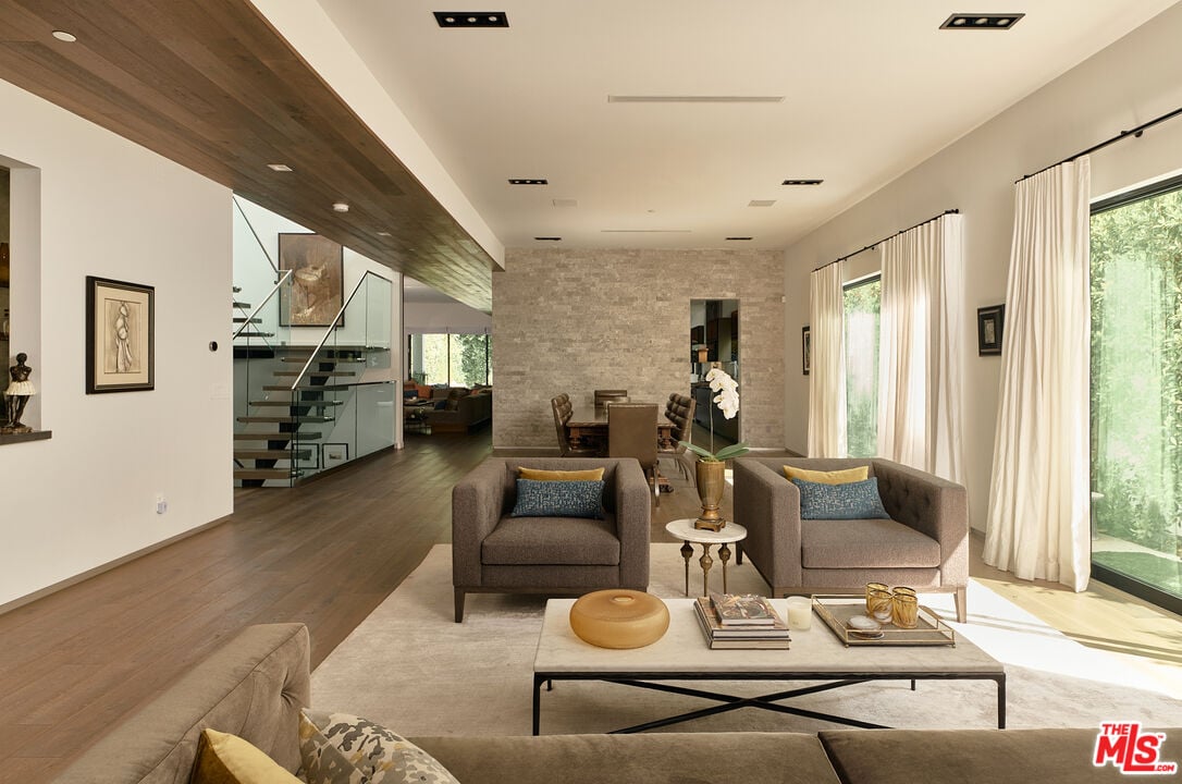 N Bowling Green Way, 90049