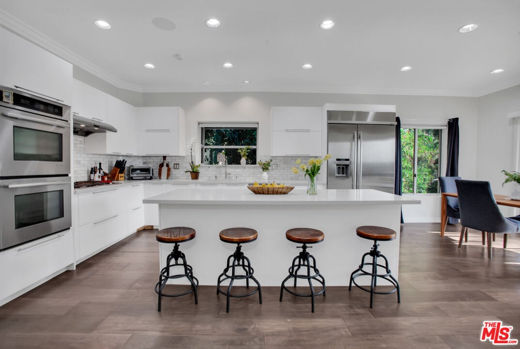 Solaris Manor, N Knoll Dr, 90068