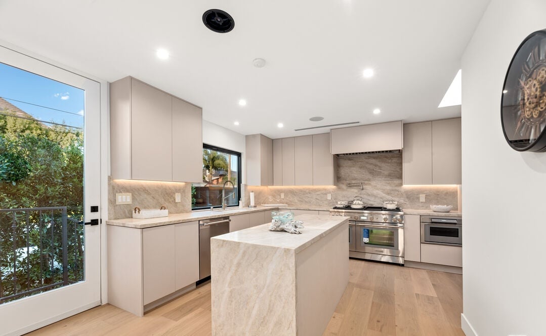 Zenith Estate, S La Jolla Ave, 90048