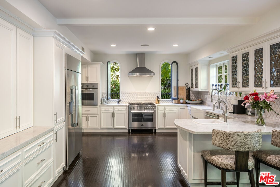 Velaris Estate, Laurel Canyon Blvd, 90046