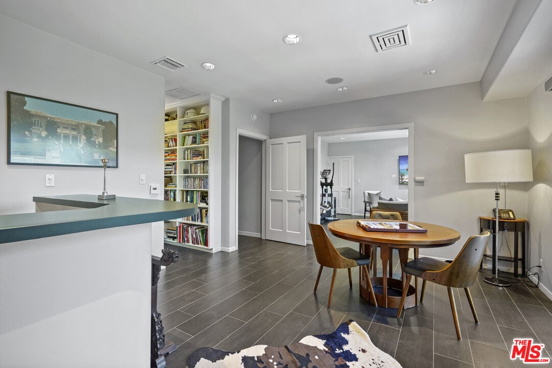 Solaris Manor, N Knoll Dr, 90068