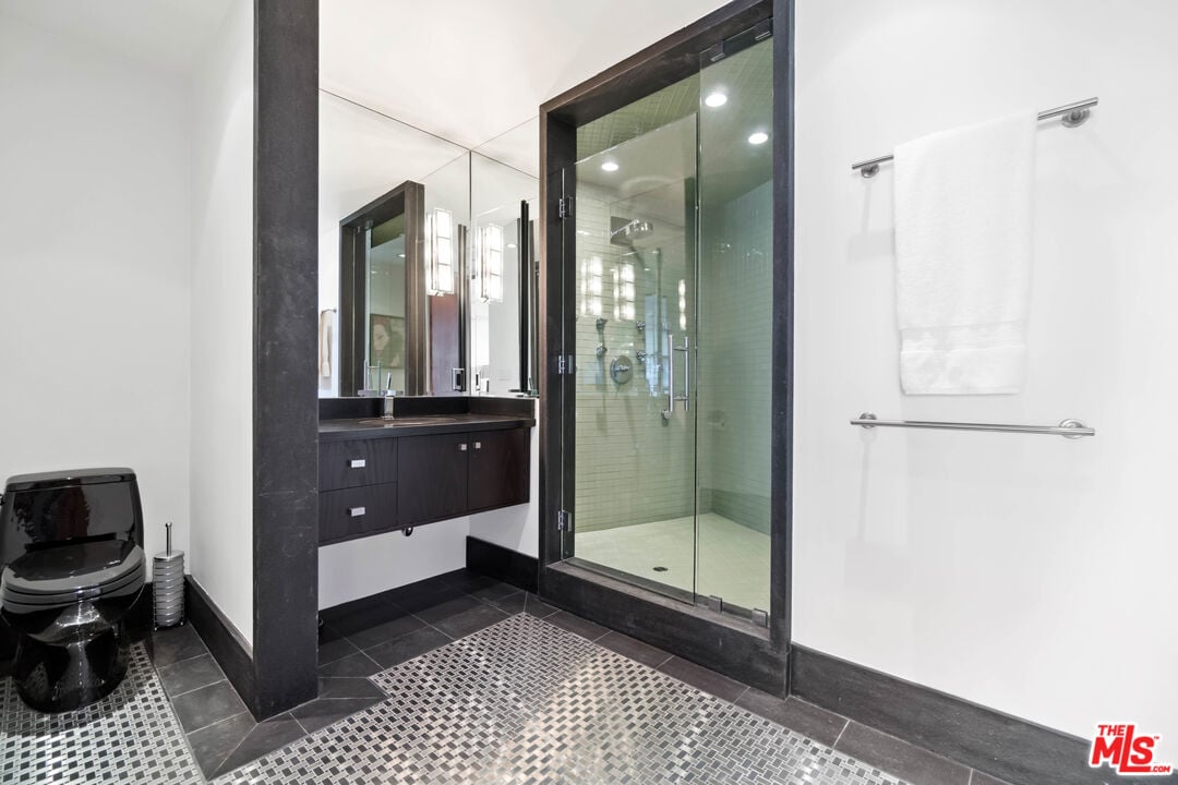 Luminor Crest, Viewmont Dr, 90069