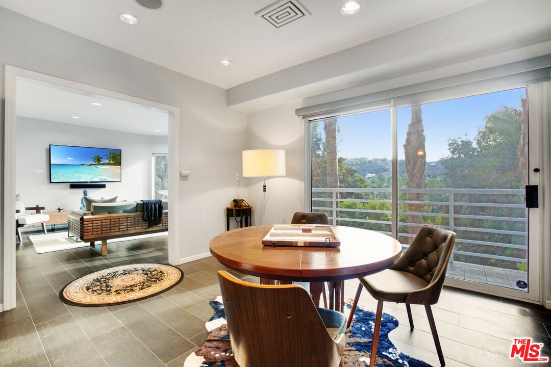 Solaris Manor, N Knoll Dr, 90068