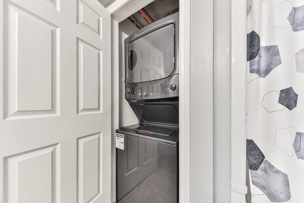 207-1421 Walker's Line, Burlington