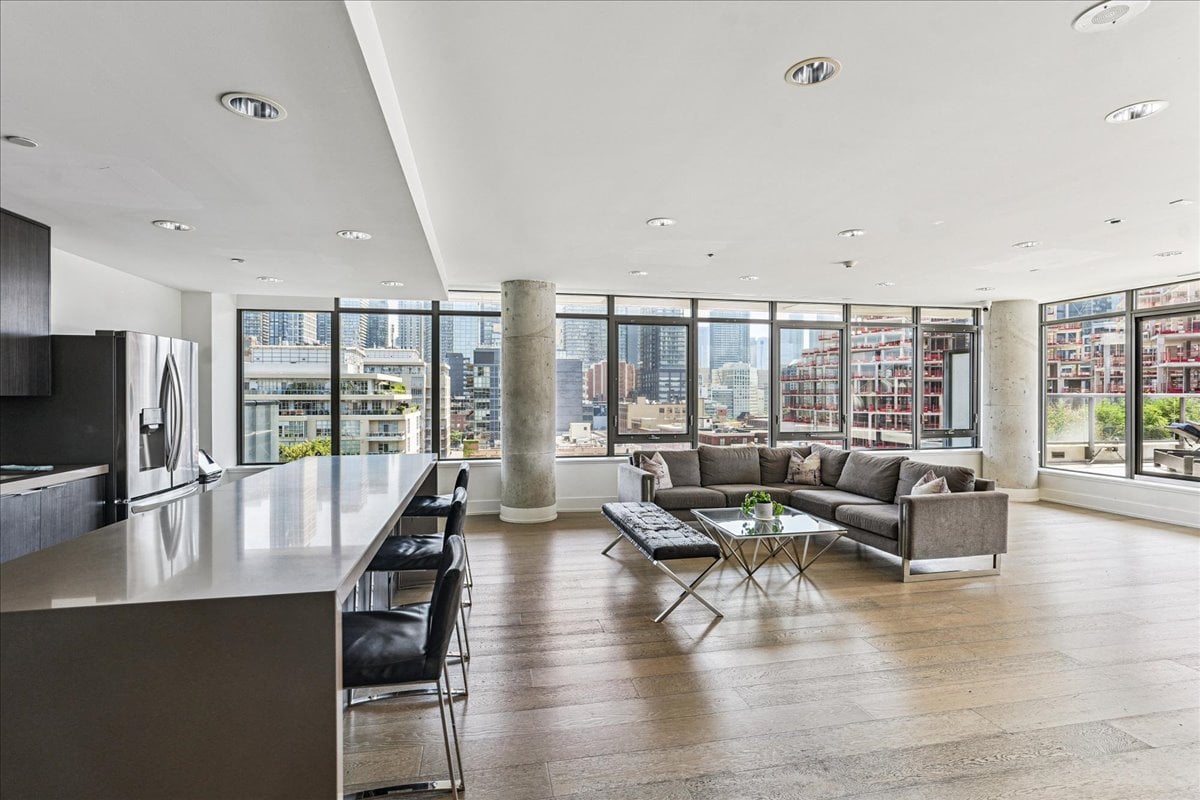 560 King St West Suite 1006