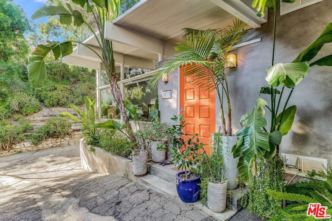 7979 Willow Glen Rd