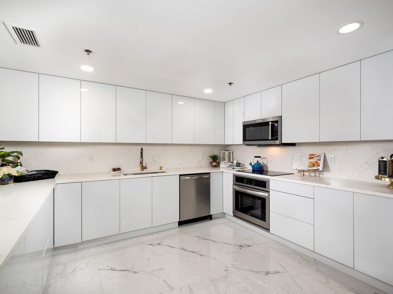 1255 N Gulfstream Ave #402