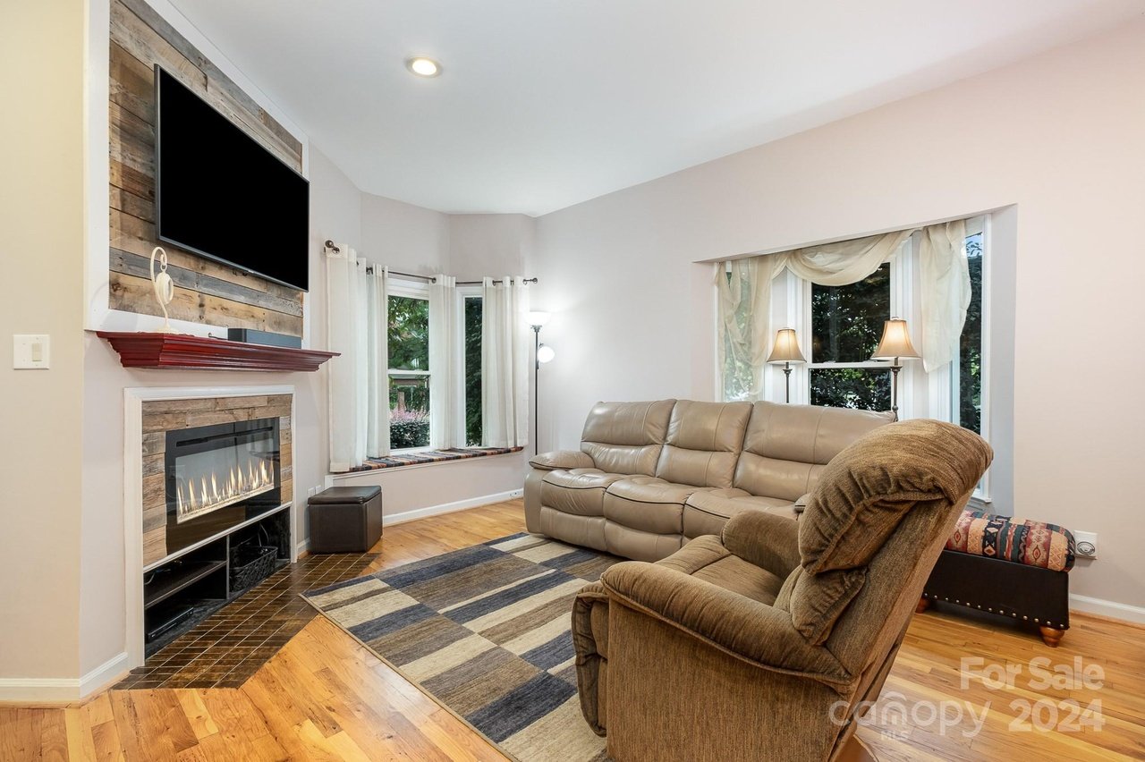 324 W 10th St