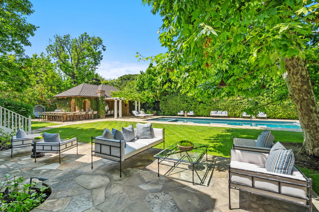 English Country Manor In Toluca Lake