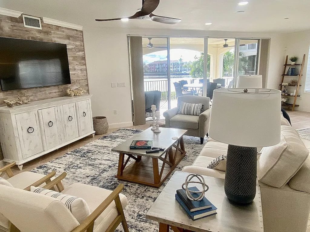 5380 W Harbor Village Dr #202