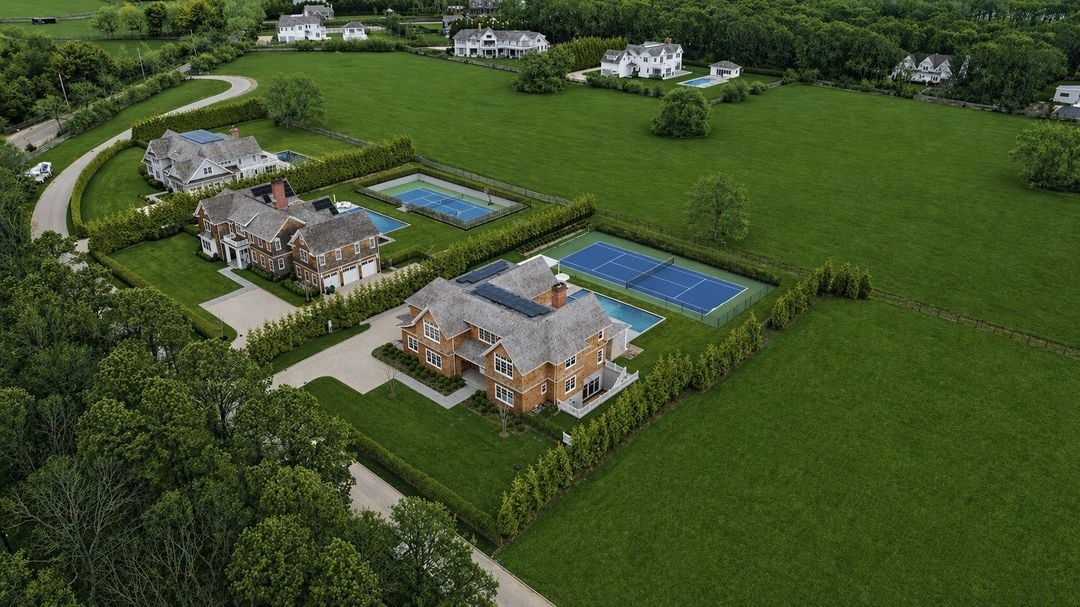 460 Edge of Woods Rd