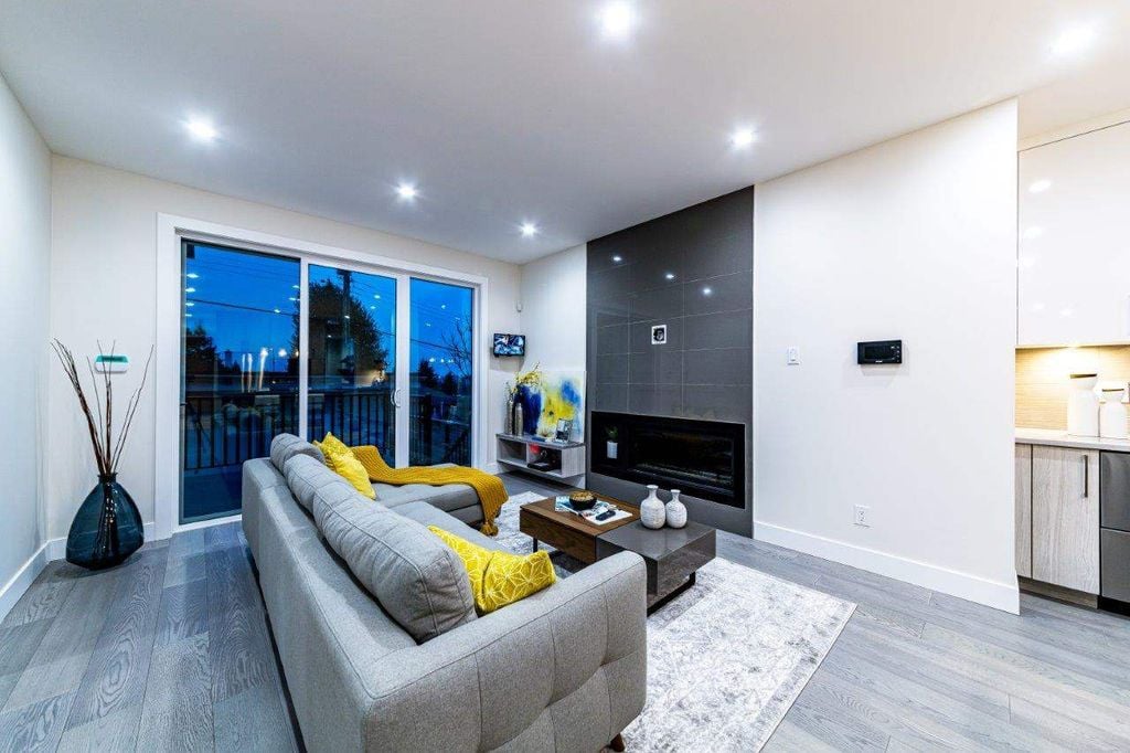 339 W 26th St