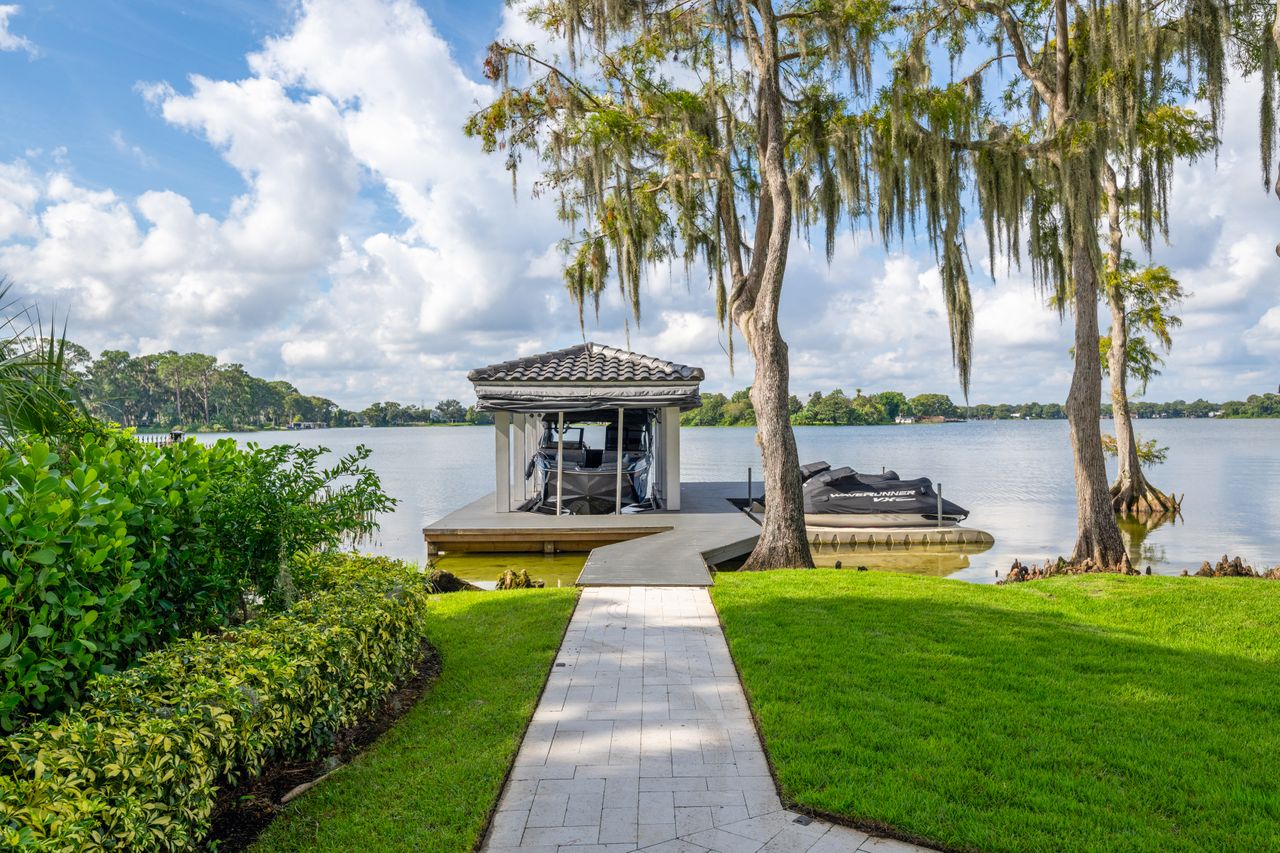 Majestic Lakefront Estate