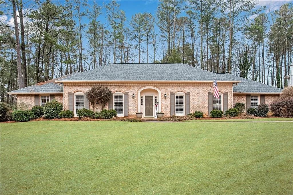 240 Hollyridge Way