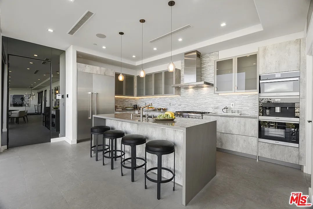 8130 W Laurel View Dr