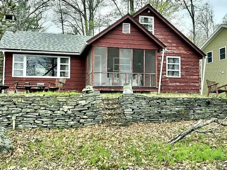93 Lakeside Dr