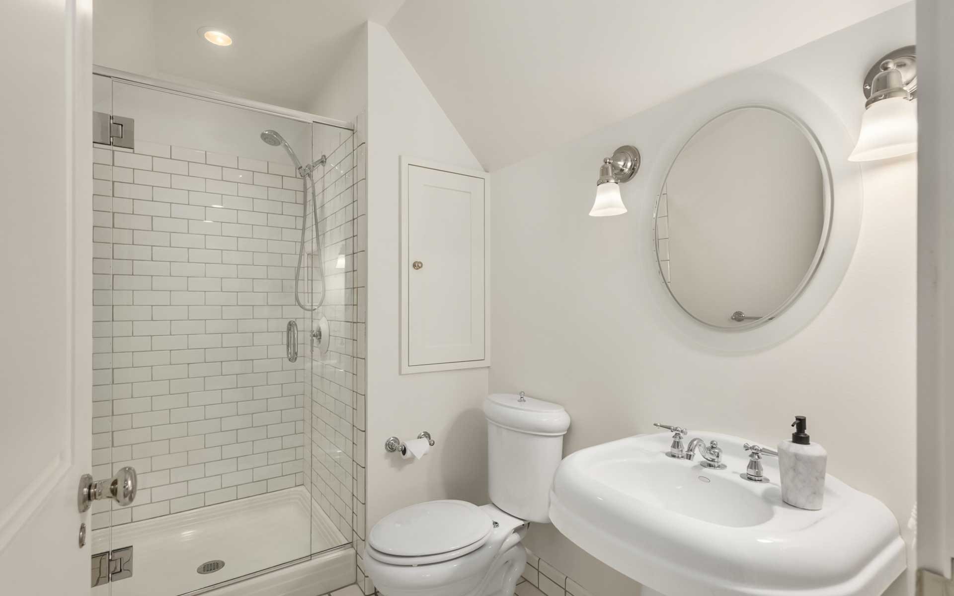 Sunny Hamptons Style in the Heart Of Medina
