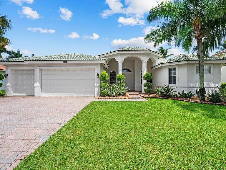 11727 Paradise Cove Lane