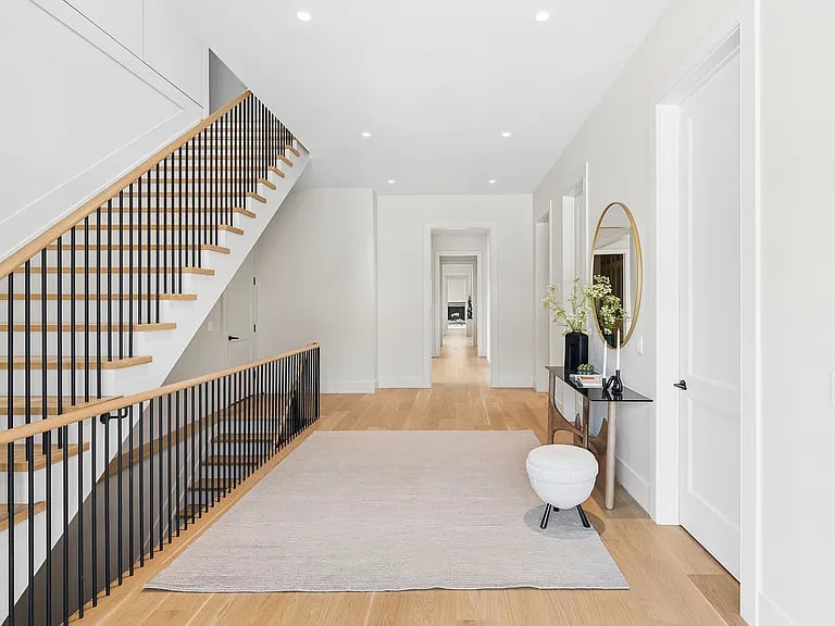 120 Halsey Ln