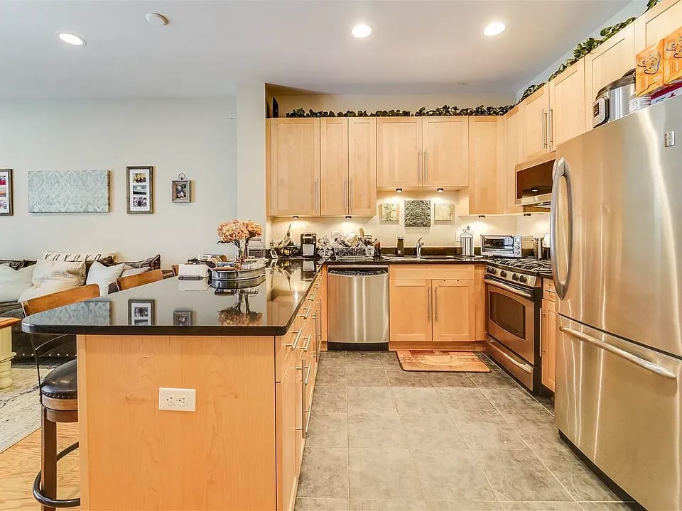 1201 Adams Street, Unit: 215