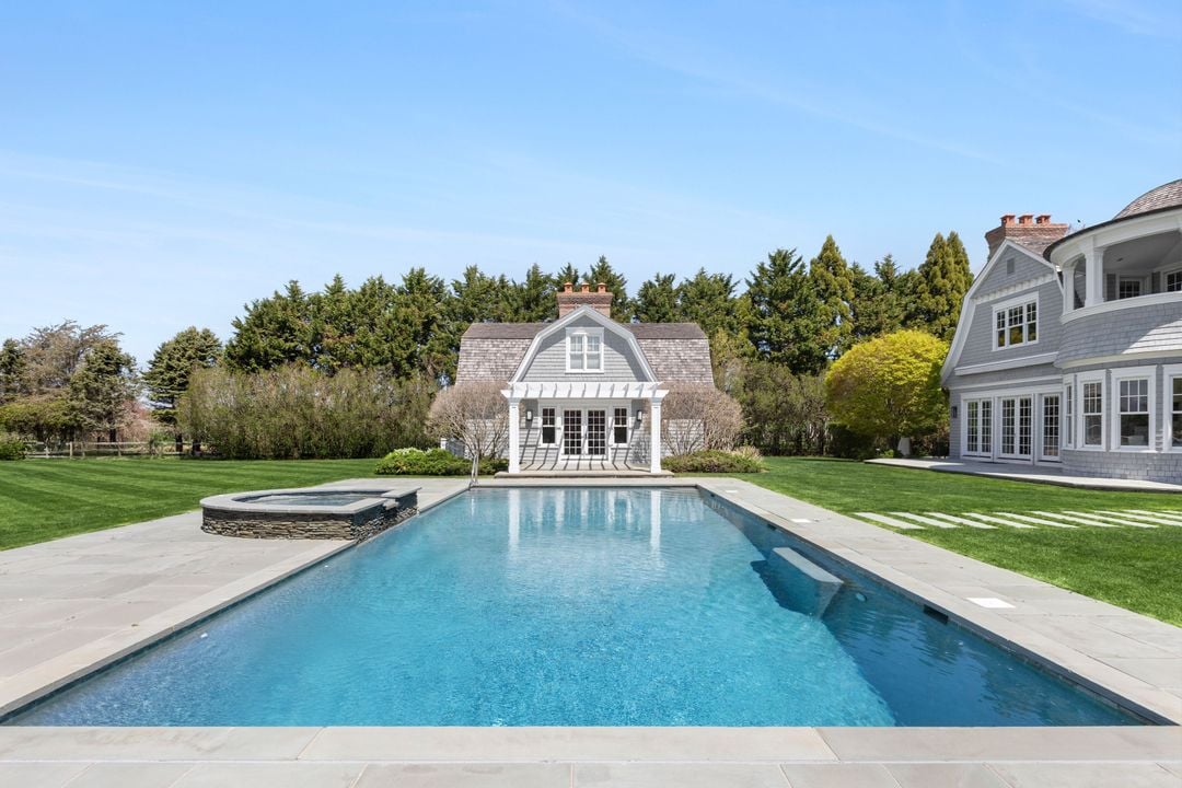 672 Halsey Ln