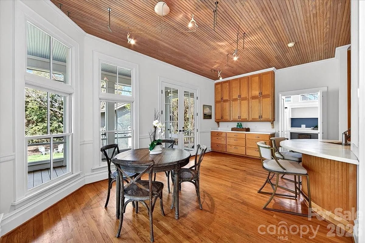 506 Hermitage Ct