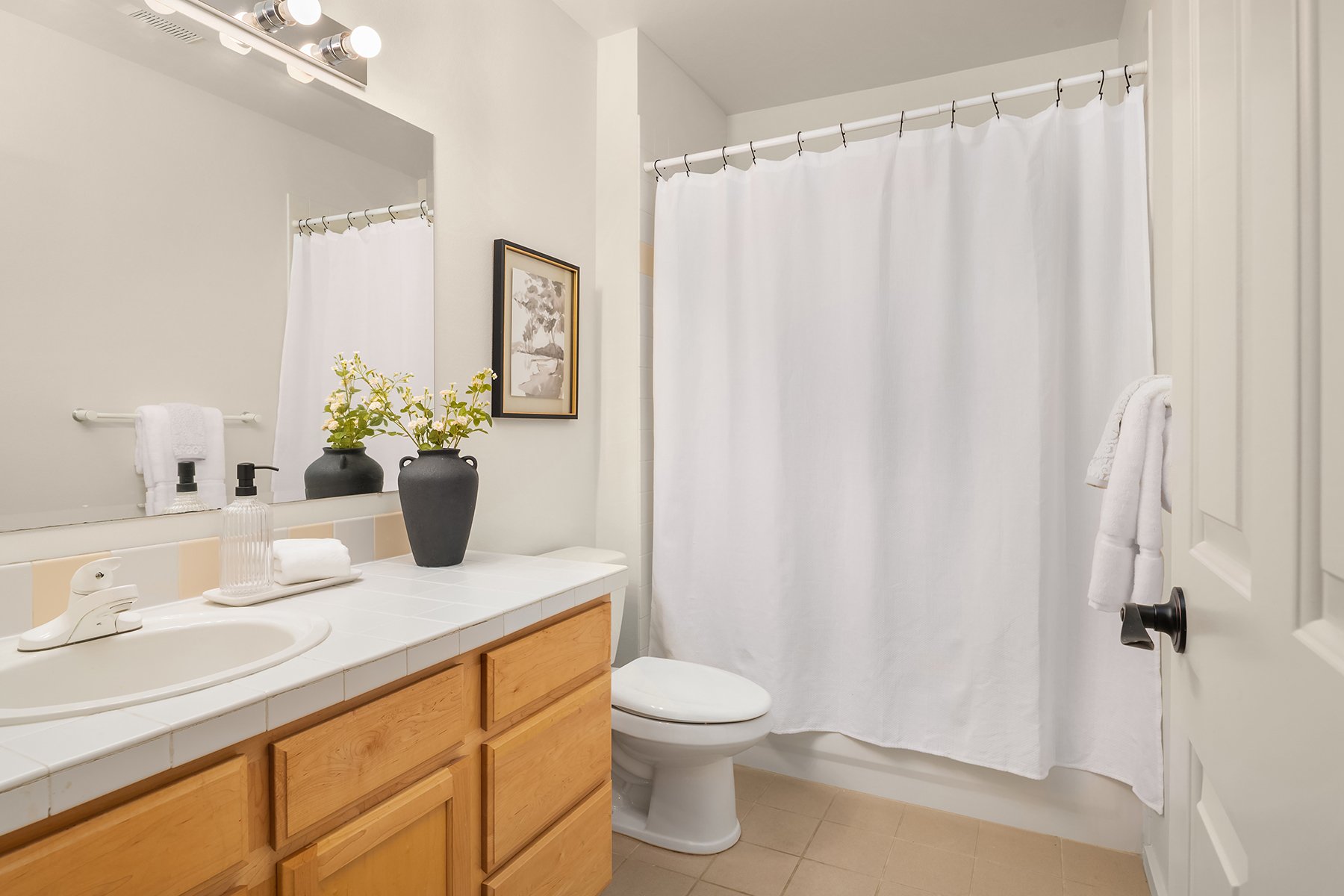 Quiet Elegance in Kirkland: Ideal Location & Natural Beauty