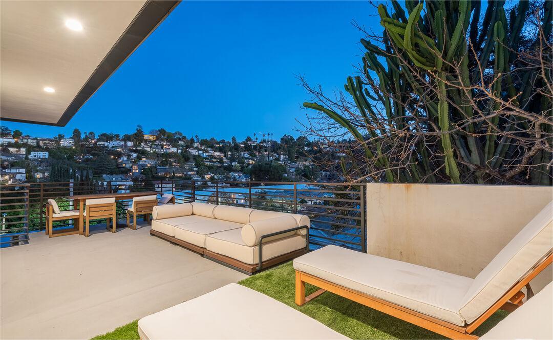 Modern Condo Living in Prime Silver Lake Location
