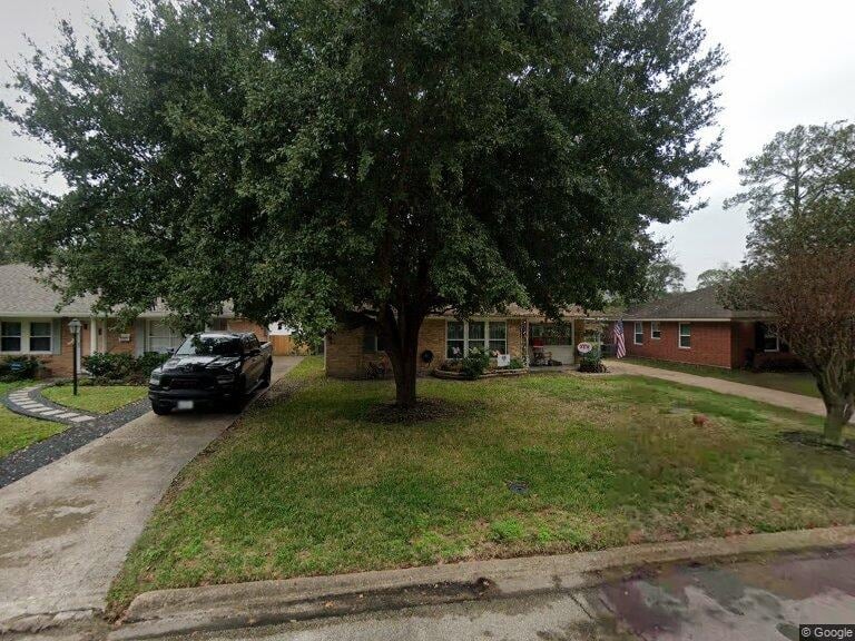 2011 Woodcrest Dr