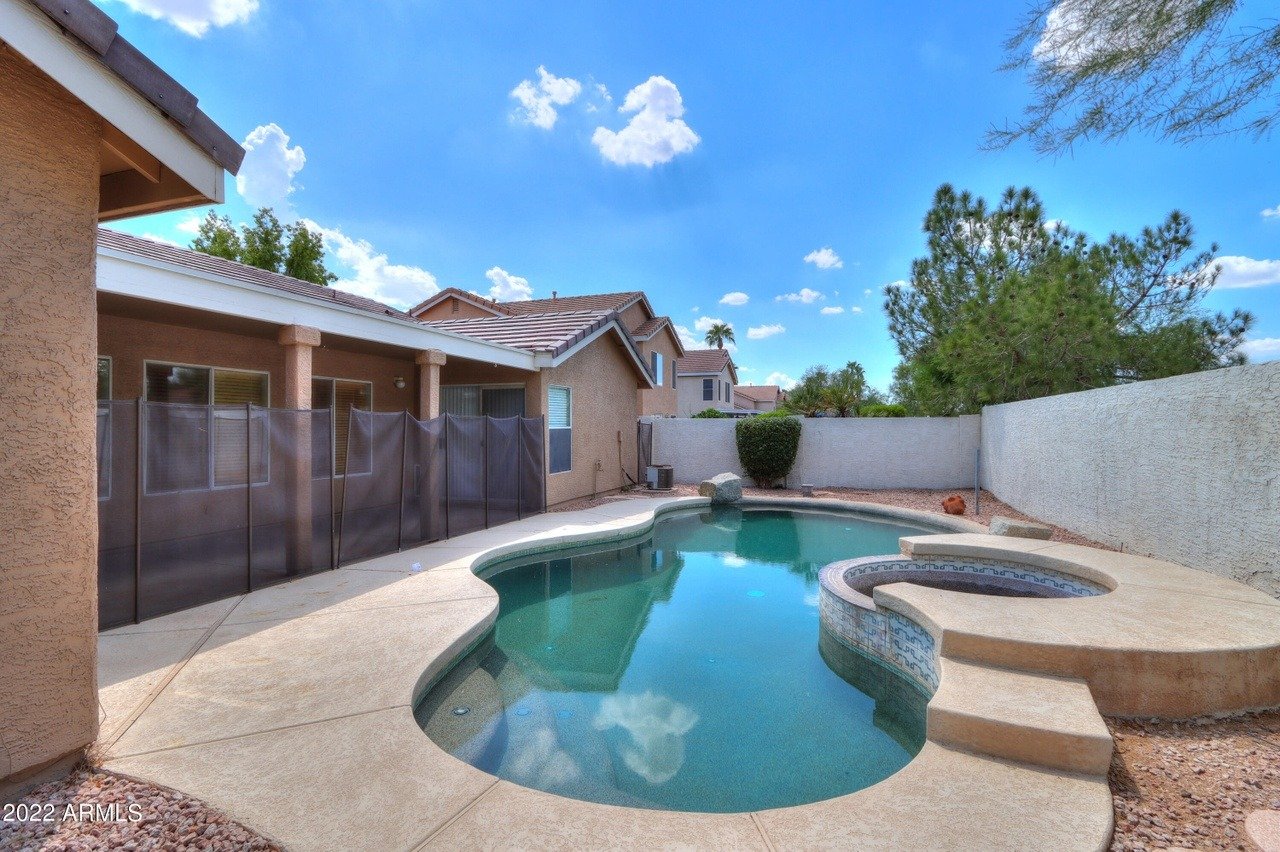 992 W Juanita Ave