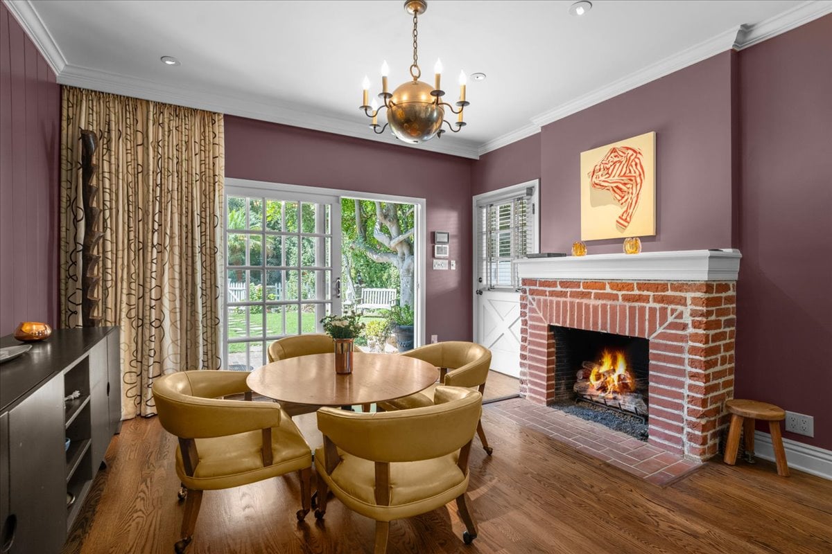 Toluca Lake 5  + 4 Traditional witih Pool & Guest House