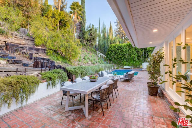 4450 Hayvenhurst Ave