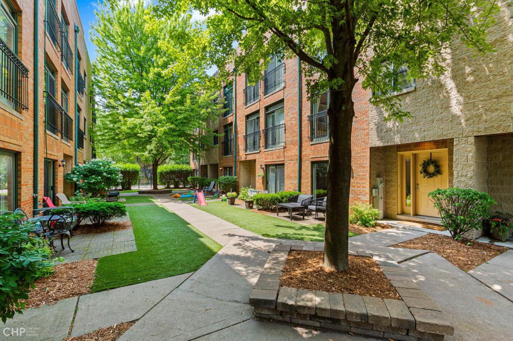 Lincoln Park Townhome: 2770 N. Wolcott #E