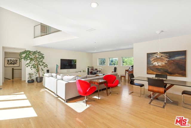 7548 Mulholland Dr
