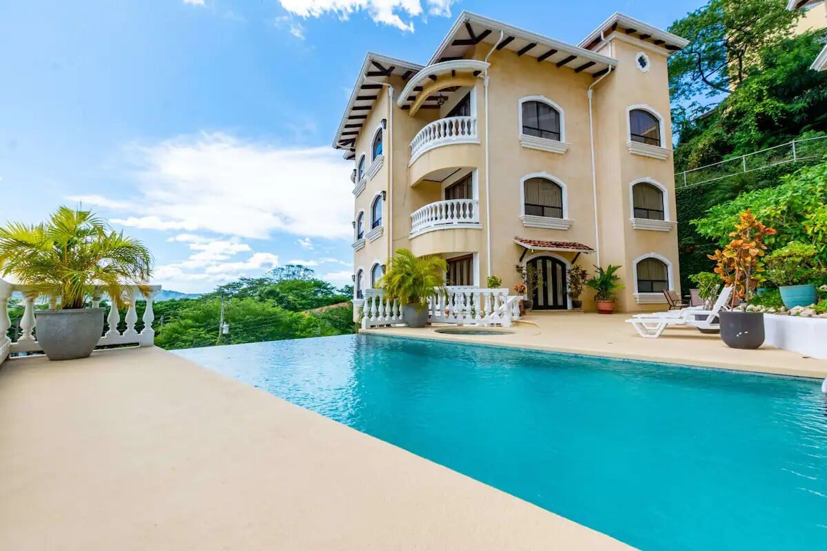 Flamingo Marina Real 11 – Move-in Ready Condo Steps from Flamingo Beach   