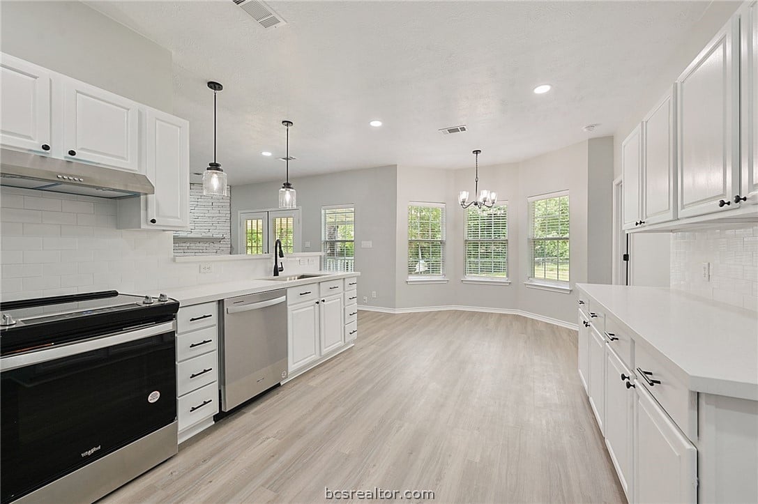 10700 Lakefront Dr