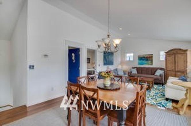225 W Entiat Dr