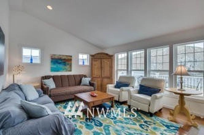 225 W Entiat Dr