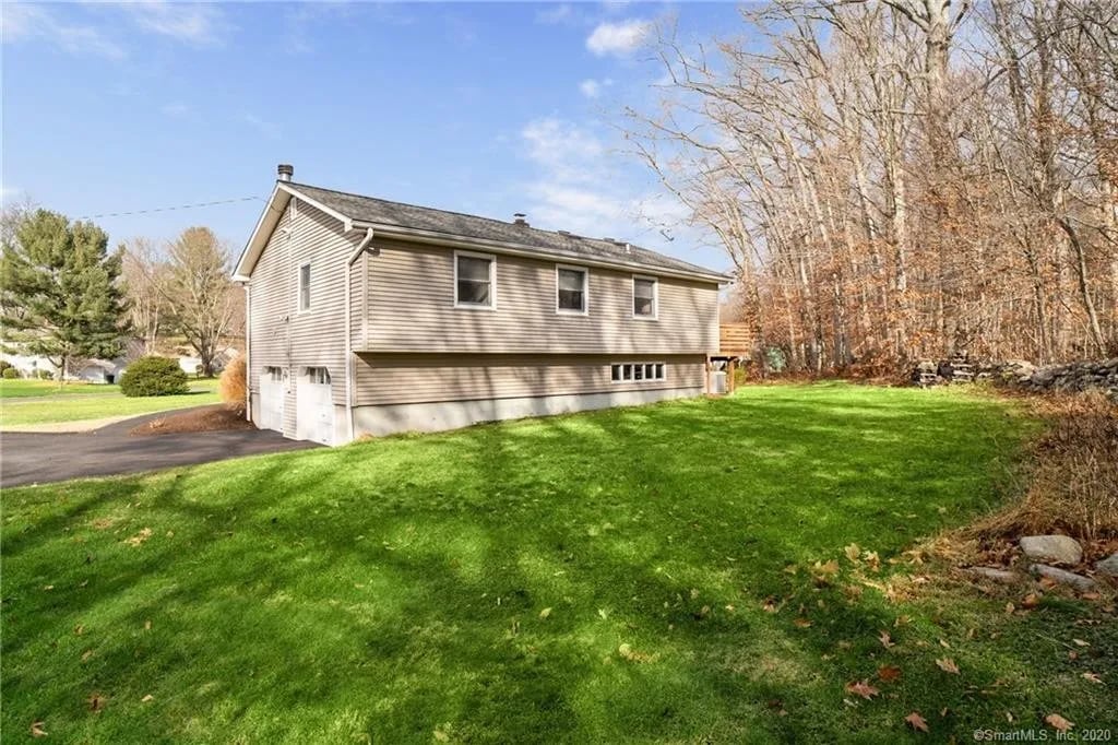 28 Surrey Dr, Norwalk