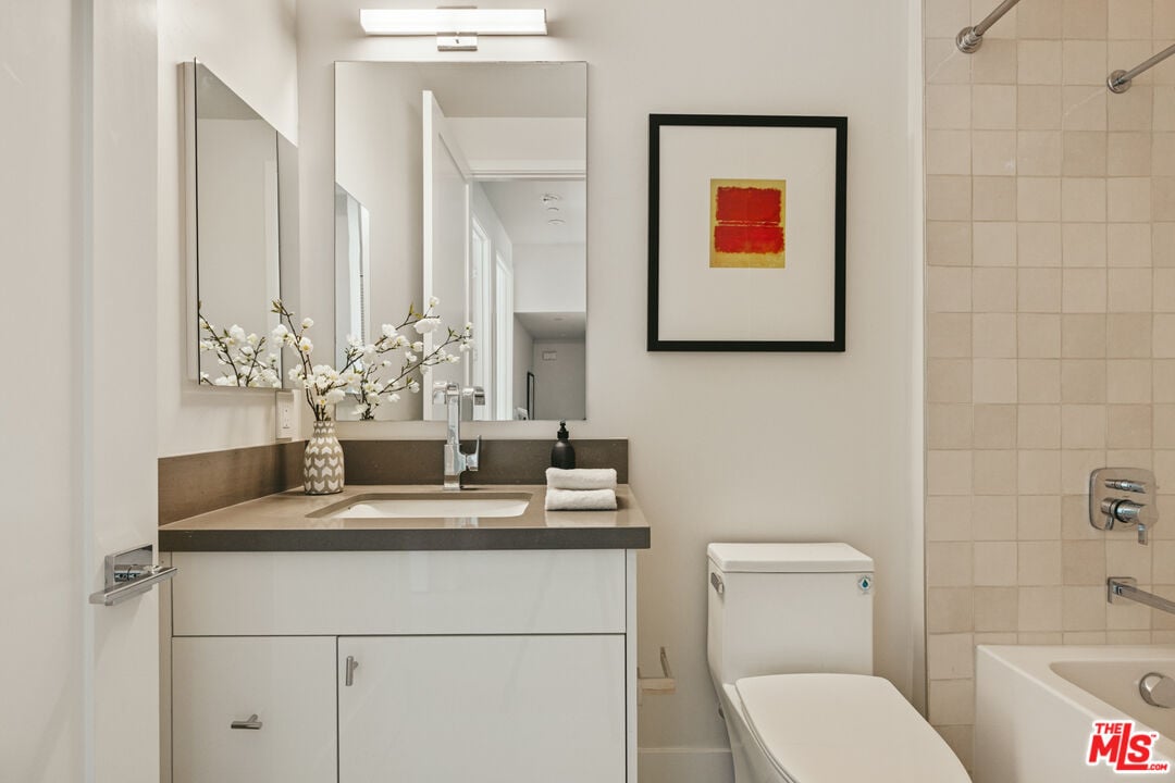 3218 S Barrington Ave