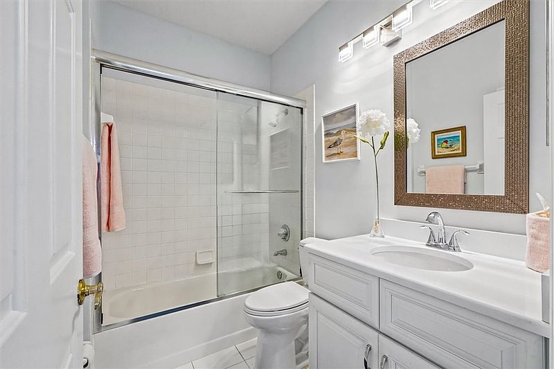 8814 Lakeside Cir