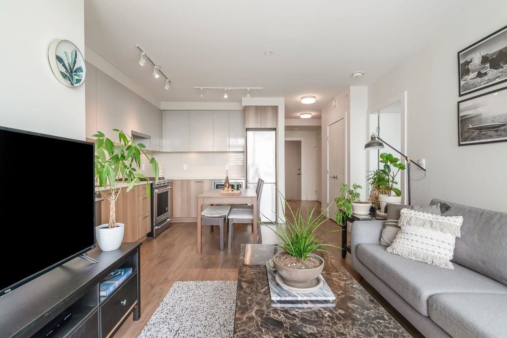 258 Nelson's Crt, #412