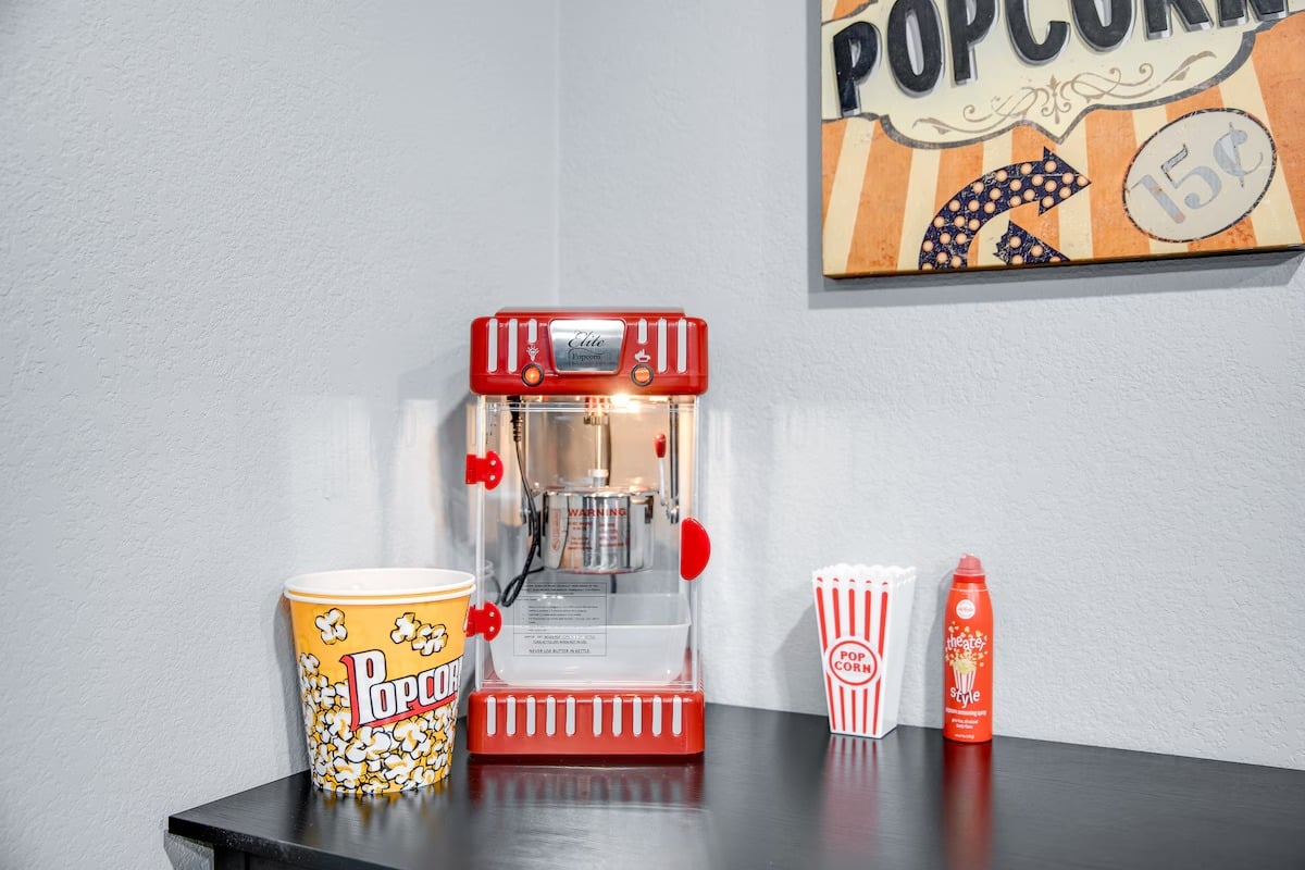 Huge Golf Course Home-Free Heated Pool/Theatre/Gym