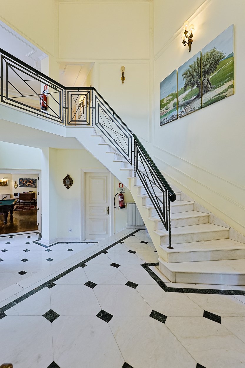 Spacious 8+2-Bedroom Villa with Pool for Rent in Cascais